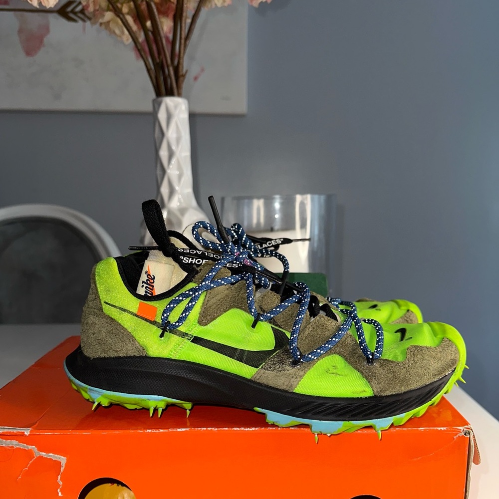 NIKE X Off-White “Terra Kiger 5 'Athlete in
Progress - Electric Green”